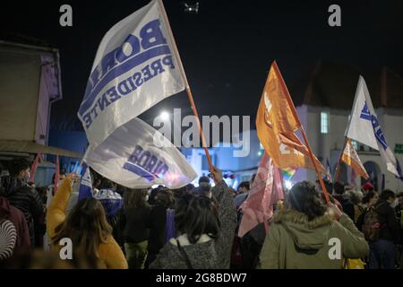 Santiago, Cile. 18 luglio 2021. Gabriel Boric Supporters onda le bandiere mentre celebrano la sua vittoria di elezione. Le elezioni presidenziali primarie in Cile, sono state tenute e la gente ha scelto una volta il leader dello studente Gabiel Boric come candidato presidenziale da approvare il patto di sinistra di dignità. Credit: SOPA Images Limited/Alamy Live News Foto Stock