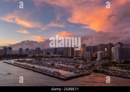 Una vista drone del porto di Ala Wai al tramonto, Oahu, Hawaii. Foto Stock