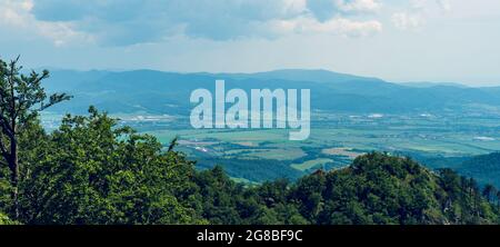 Vista dalla collina di Chmelova in Biele Karpaty montagne in Slovacchia con campagna sulla valle del fiume Vah e colline sopra
