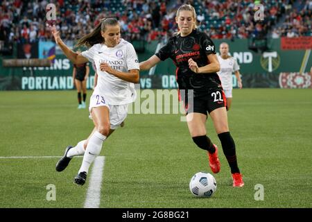 Portland, Stati Uniti. 18 luglio 2021. Morgan Weaver di Portland e Kylie Strom di Orlando inseguono la palla Rhe, mentre il Portland Thorns FC sconfigge l'Orlando Pride, 2-1, il 18 luglio 2021, a Providence Park, Portland, Oregon (Foto di John Rudoff/Sipa USA) Credit: Sipa USA/Alamy Live News Foto Stock
