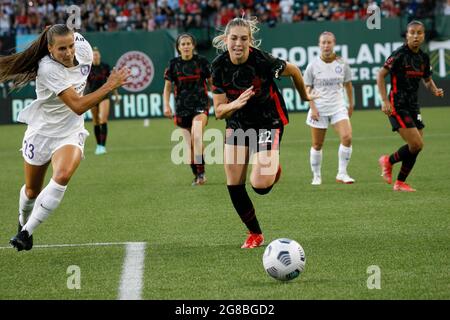 Portland, Stati Uniti. 18 luglio 2021. Morgan Weaver di Portland e Kylie Strom di Orlando inseguono la palla Rhe, mentre il Portland Thorns FC sconfigge l'Orlando Pride, 2-1, il 18 luglio 2021, a Providence Park, Portland, Oregon (Foto di John Rudoff/Sipa USA) Credit: Sipa USA/Alamy Live News Foto Stock