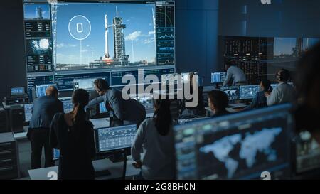 Il Direttore di volo conta i secondi prima del lancio di Space Rocket. Avvio. Team in Mission Control testimone di successo Lift Off. Controllo di volo Foto Stock