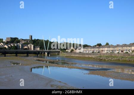 Vista lungo il fiume Lune, Lancaster con la bassa marea, passando le case a schiera Derby Road e il ponte Greyhound per il castello di Lancaster e la chiesa del Priorato sulla collina del Castello. Foto Stock