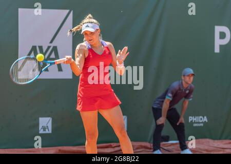 Losanna, Svizzera. 07 agosto 2021. Clara Burel di Francia è in azione durante la finale, Lausanne 2021 torneo di tennis WTA 250 (Photo by Eric Dubost/Pacific Press/Sipa USA) Credit: Sipa USA/Alamy Live News Foto Stock