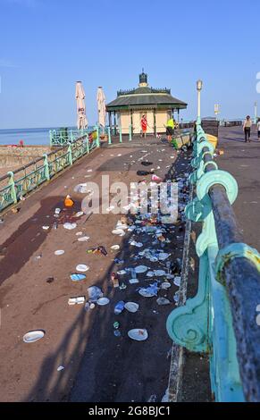 Brighton Regno Unito 19 luglio 2021 - spazzatura sinistra dietro sulla spiaggia di Brighton e sul lungomare dopo la folla si è accollata al mare nel tempo caldo durante il fine settimana. Il personale del Consiglio era fuori dalle 5 del mattino per pulire la spiaggia e il lungomare: Credit Simon Dack / Alamy Live News Foto Stock