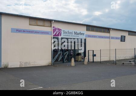 LA FLECHE, FRANCIA - 08 luglio 2021: Una FACCIATA DEL NEGOZIO CON logo a Fleche, Francia Foto Stock