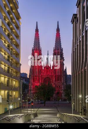 Vista della Cattedrale Cattolica Romana di San Nicola con bella illuminazione e prima dell'alba, Kiev, Ucraina Foto Stock