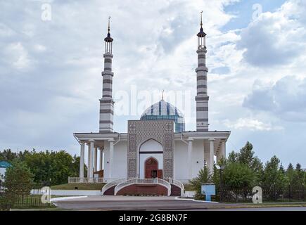 18.07.21 Uralsk, Kazakhstan Vista della moschea centrale della città. Foto di alta qualità Foto Stock