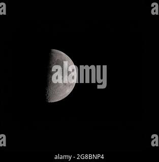 Una luna parziale sulla città di Londra su un cielo notturno limpido. Foto Stock