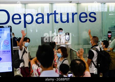 Hong Kong. 19 luglio 2021. La gente dice Arrivederci e onda agli amici e ai membri della famiglia all'aeroporto internazionale di Hong Kong. Migliaia di Hongkongers stanno cogliendo l'ultima occasione per entrare nel Regno Unito prima che la politica ''Leave Outside the Rules'' (L) per i titolari di passaporto BN(o) scada la mezzanotte di stasera. Secondo la politica, coloro che non hanno ancora ottenuto un visto BN(o) possono vivere e lavorare nel paese per un massimo di sei mesi con lo status L. (Credit Image: © Keith Tsuji/ZUMA Press Wire) Credit: ZUMA Press, Inc./Alamy Live News Foto Stock