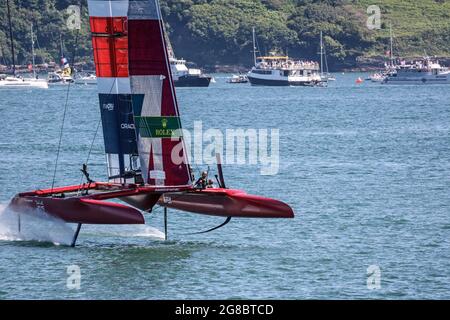 SailGP Plymouth  a tremendi ruggini dagli spettatori TeamGreat Britain che arrivano al traguardo in gara 5 della tappa di Plymouth del Global Sailing chal Foto Stock