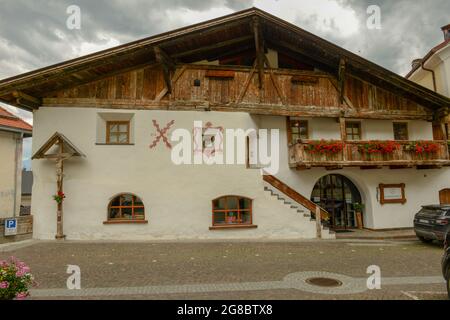 Burgeis, Italia - 8 luglio 2021: Il tradizionale villaggio di Burgeis in Alto Adige in Italia Foto Stock