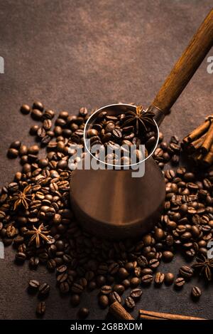 Chicchi di caffè arrosto, spezie e turk (cezve). Caffè turco con cannella e  composizione di anice, vista dall'alto, fuoco selettivo Foto stock - Alamy