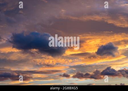 nuvola viola e cielo magico arancione dorato al tramonto Foto Stock