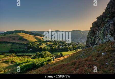 Hazler Hill, Ragleth Hill e il Long Mynd visto dalla pietra Gaer su Hope Bowdler Hill, Church Stretton, Shropshire Foto Stock