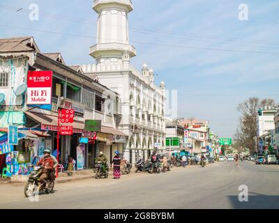 PYIN OO LWIN, MYANMAR - 12 GENNAIO 2016: Vista della strada principale con la moschea di Myo ma sul retro. Foto Stock