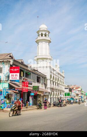 PYIN OO LWIN, MYANMAR - 12 GENNAIO 2016: Vista della strada principale con la moschea di Myo ma sul retro. Foto Stock