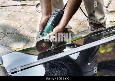 Lavoro di taglio di lastre di policarbonato per tetto con utensile da taglio Foto Stock