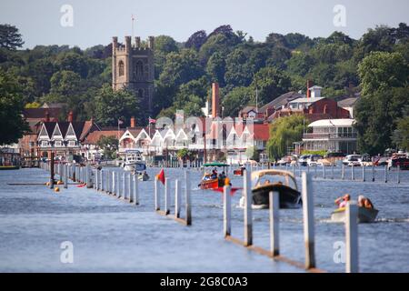 In una giornata di sole le persone si divertono sulle loro barche sul fiume Tamigi vicino a Henley-on-Thames, Oxfordshire, Regno Unito Foto Stock