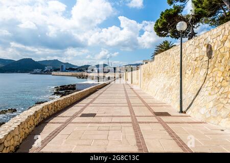 Bella foto di una strada a Cala Radjada a Maiorca, Spagna Foto Stock