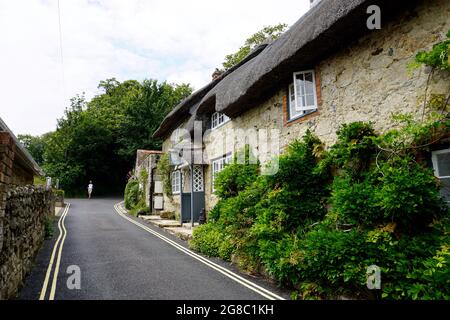 La bella chiesa di paglia collina cafe a Godshill sull'Isola di Wight. Foto Stock