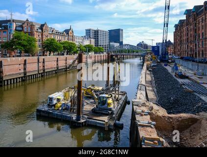 Amburgo, Germania - Speicherstadt, lavori di costruzione della flotta, ristrutturazione del canale d'acqua, qui il muro della banchina. Foto Stock