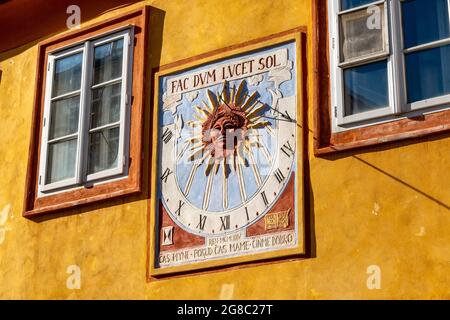 Meridiana d'epoca con iscrizione latina (fac dum lucet sol) sulla facciata di una vecchia casa, Kolin, repubblica Ceca, Europa Foto Stock