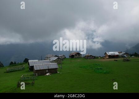 Rize, Turchia - Agosto 16 2017 : veduta aerea dell'altopiano di Badara e delle sue case tradizionali. Foto di paesaggio è stata scattata in estate. Foto Stock