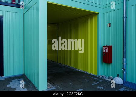 A Monaco è stato creato un complesso di container con studi temporanei. I singoli contenitori sono dipinti in diversi colori di fronte alla strada. Foto Stock