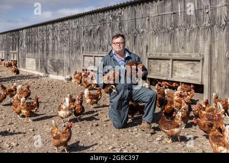 L'agricoltore Douglas Wantall, nella sua fattoria nel Kent, sta adottando un'azione legale contro il venerdì sostenendo che è colpa di un focolaio di salmonella sulle sue aziende agricole Foto Stock