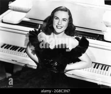 DEANNA DURBIN Pubblicità Ritratto Pendente su piano in i'LL BE YOURS 1947 regista WILLIAM A. SEITER dalla sceneggiatura The Good Fairy di Preston Sturges adattato dal produttore associato Felix Jackson Howard Christie produttore Felix Jackson Universal-International Pictures Foto Stock