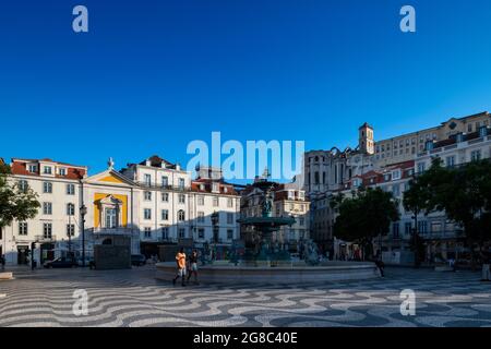 Lisbona, Portogallo - 16 luglio 2021: Veduta di Piazza Rossio (Praca do Rossio), nel centro della città di Lisbona, Portogallo. Foto Stock