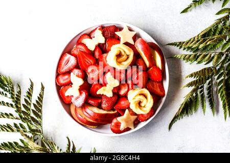 Un insieme di belle immagini pronte all'uso che includono cibo e un gruppo di animali, tra cui gatti e cani, e alcune immagini di decorazione Foto Stock