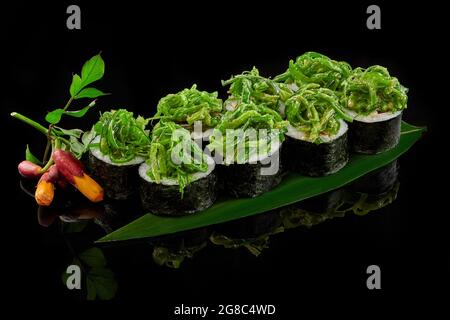 Involtini di makizushi vegetali con alghe wakame, asparagi, peperone Foto Stock