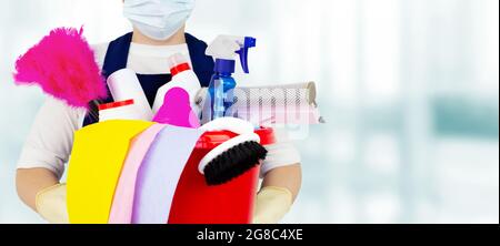 Il concetto di disinfezione e pulizia all'interno. Una donna che pulisce in guanti di gomma sta mantenendo un secchio soddisfatto con i prodotti chimici. Foto Stock