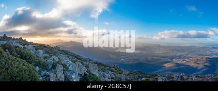 Una vista panoramica nel tardo pomeriggio dal Monte Wellington mentre le nuvole rotolano su Hobart, la capitale della Tasmania e il fiume Derwent in Australia Foto Stock