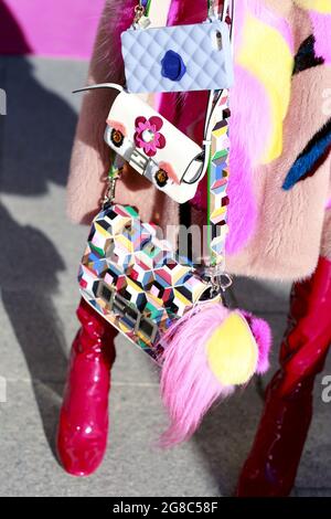 Anna dello Russo indossa una pelliccia Schiaparelli, borse Fendi e stivali Dior prima dello spettacolo Schiaparelli a Place Vendome durante Haute Couture/Paris Foto Stock