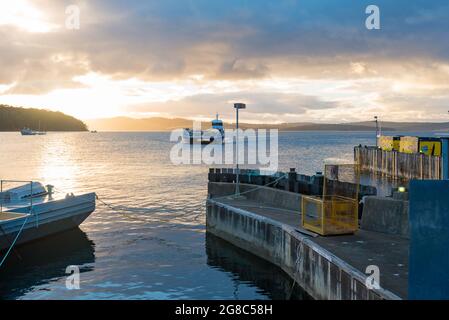 L'auto Sealink e il traghetto persone si avvicinano al terminal di Kettering dall'altra parte del canale D'Entrecasteaux a Bruny Island, Tasmania, Australia Foto Stock