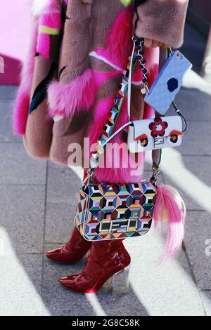 Anna dello Russo indossa una pelliccia Schiaparelli, borse Fendi e stivali Dior prima dello spettacolo Schiaparelli a Place Vendome durante Haute Couture/Paris Foto Stock