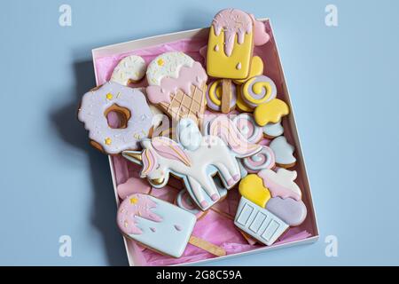 Bellissimi biscotti di pan di zenzero per le feste dei bambini a forma di unicorno e dolci, piatto. Foto Stock