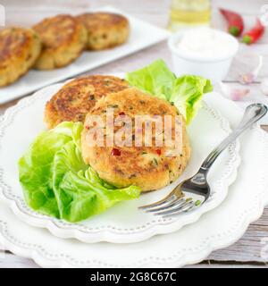 Cotolette di pesce preparate con tonno e patate, con aggiunta di peperoncino, prezzemolo verde e erba cipollina. Foto Stock