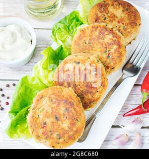 Cotolette di pesce preparate con tonno e patate, con aggiunta di peperoncino, prezzemolo verde e erba cipollina. Foto Stock