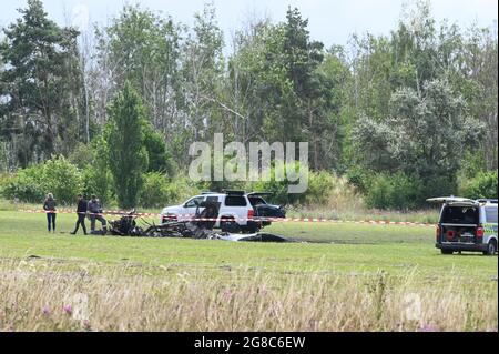 Renneritz, Germania. 19 luglio 2021. Il naufragio degli aerei monomotore completamente bruciati è in fase di esame da parte dei dipendenti della Federal Aviation Authority. Il velivolo Wilka si schiantò il giorno prima all'aeroporto di Renneritz. Il pilota e tre giovani passeggeri tra i 14 e i 17 anni sono stati uccisi. Credit: Heiko Rebsch/dpa-Zentralbild/dpa/Alamy Live News Foto Stock