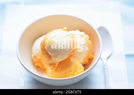 Gelato all'arancia e al formaggio in ciotola Foto Stock