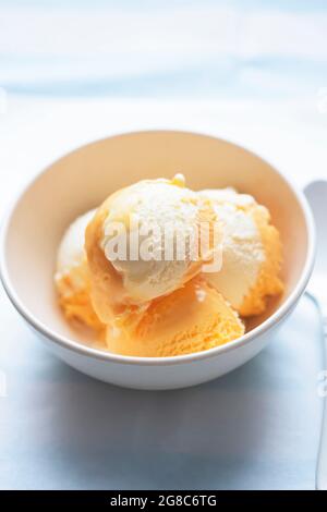 Gelato all'arancia e al formaggio in ciotola Foto Stock
