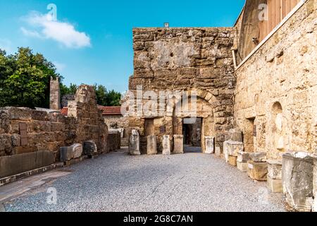 Antalya, Turchia - 18 luglio 2021: Sculture e antiche rovine nel Side Archaeology Museum, Antalya, Turchia. Foto Stock