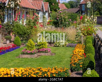 Giardino anteriore tradizionale di un cottage ALMS in Main Street, Heslington, York, North Yorkshire. REGNO UNITO Foto Stock
