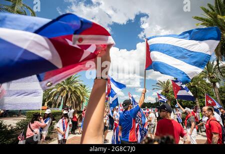 I manifestanti di Cuba mostrano la loro passione per il cambiamento nella loro patria mentre marciano intorno al centro di Orlando e al lago Eola a Orlando, Florida, sabato 17 luglio 2021. (Foto di Willie J. Allen Jr./Orlando Sentinel/TNS/Sipa USA) Foto Stock