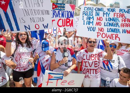 I manifestanti cubani guidano il rally dal microfono mentre mostrano la loro passione per il cambiamento nella loro patria mentre marciano intorno al centro di Orlando e al lago Eola a Orlando, Floridas, sabato 17 luglio 2021. (Foto di Willie J. Allen Jr./Orlando Sentinel/TNS/Sipa USA) Foto Stock