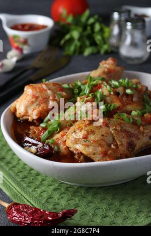 Chashushuli di carne georgiana con pollo, cipolla e pomodoro su sfondo grigio Foto Stock